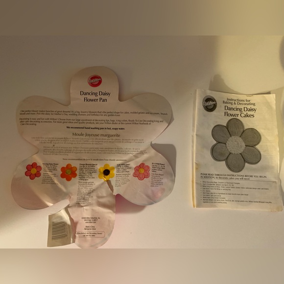 Wilton Dancing Daisy cake pan - Picture 5 of 6